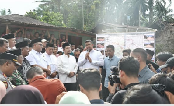 Teks foto; Gubernur Sumatera Utara (Sumut) Bobby Nasution bersama Bupati Padanglawas Utara Reski Basyah Harahap kembali meninjau jalan di Sipiongot, Kabupaten Padanglawas Utara (Paluta) untuk tetap dilanjutkan di Desa Sipiongot, Paluta, Selasa (3/3/2026). Pengerjaan ruas jalan tersebut dijadwalkan dimulai setelah Lebaran.