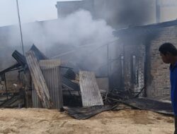Polsek Dolmas Pasang Police Line Di Rumah Terbakar
