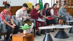 Teks foto; Kepala Badan Pendapatan Daerah Sumut Ardan Noor saat konferensi pers menjelaskan terkait Realisasi Pendapatan Tahun 2025 dan Program Inovatif, Pencapaian Pendapatan Tahun 2026 di Lobby Dekranasda, Kantor Gubernur Sumut, Jalan Diponegoro No. 30, Medan, Kamis (5/3/2026).