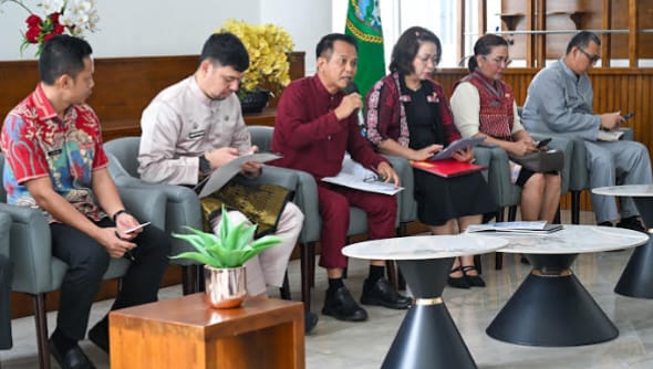 Teks foto; Kepala Badan Pendapatan Daerah Sumut Ardan Noor saat konferensi pers menjelaskan terkait Realisasi Pendapatan Tahun 2025 dan Program Inovatif, Pencapaian Pendapatan Tahun 2026 di Lobby Dekranasda, Kantor Gubernur Sumut, Jalan Diponegoro No. 30, Medan, Kamis (5/3/2026).