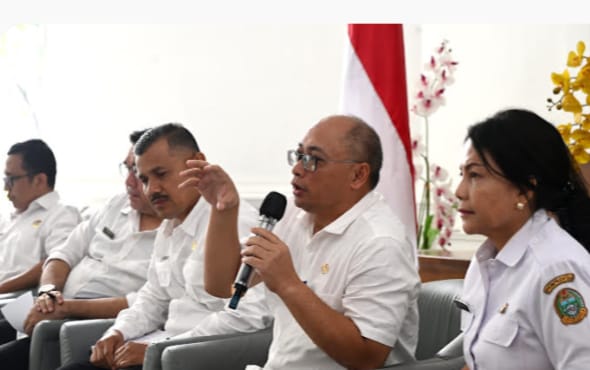 Teks foto: Pemerintah Provinsi Sumatera Utara (Sumut) melalui Dinas Penanaman Modal dan Pelayanan Terpadu Satu Pintu (DPMPTSP) Konferensi Pers terkait kepatuhan pelaku usaha dalam memenuhi Laporan Kegiatan Penanaman Modal (LKPM) berlangsung di Lobby Dekranasda Lantai 1 Kantor Gubernur Sumut Jalan Diponegoro 30 Kota Medan, Rabu (4/3/2026).