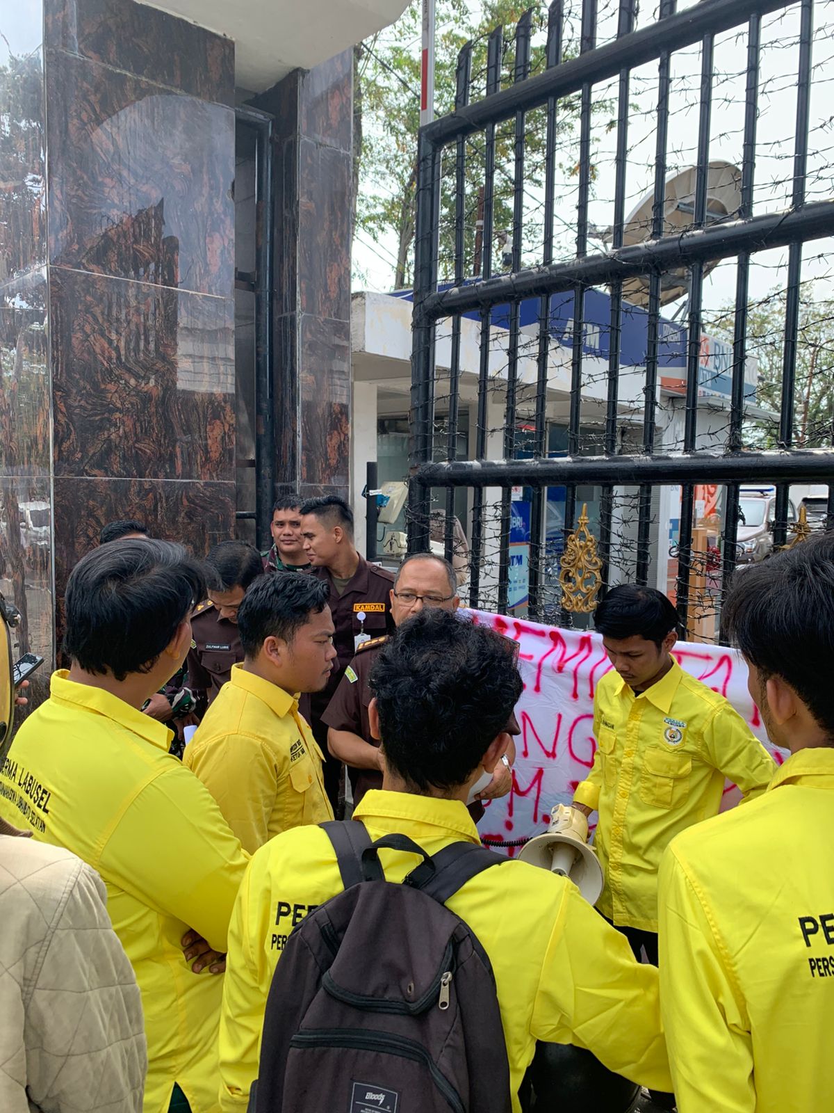 beritasore.co.id/Ist Ketua Perma Labusel Amiruddin Siregar SH menyerahkan surat pernyataan sikap dan tuntutannya kepada Kasipenkum Kejatisu Rizaldi saat melakukan aksi unjuk rasa di depan Kantor Kejatisu di Medan, Jumat (6/3).