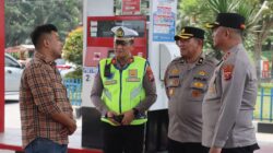 Teks fhoto Kapolres Batubara AKBP Doly Nelson H.H Nainggolan, SH, MH cek jalan-jalan rusak dan stok BBM disejumlah SPBU jelang Operasi Ketupat Toba 2026 Sabtu (7/3/2026).beritasore/alirsyah