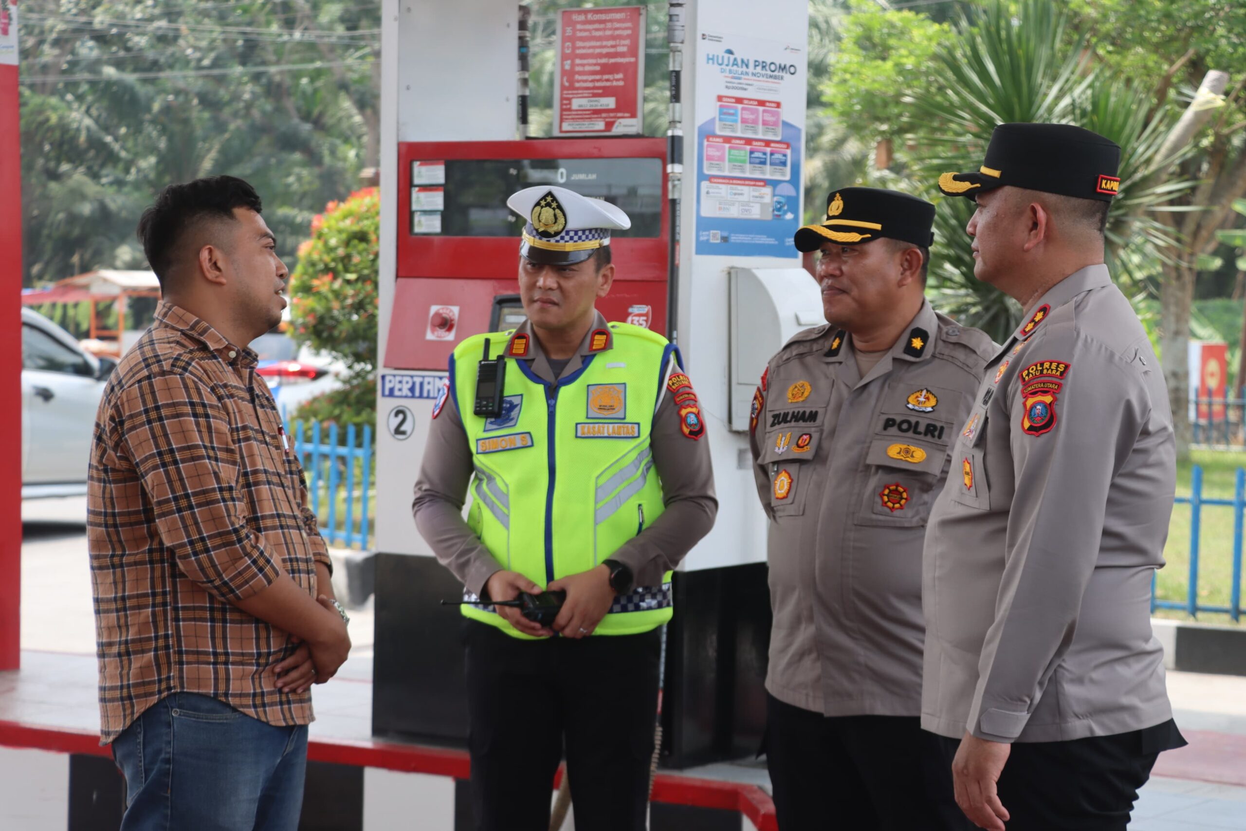 Teks fhoto Kapolres Batubara AKBP Doly Nelson H.H Nainggolan, SH, MH cek jalan-jalan rusak dan stok BBM disejumlah SPBU jelang Operasi Ketupat Toba 2026 Sabtu (7/3/2026).beritasore/alirsyah