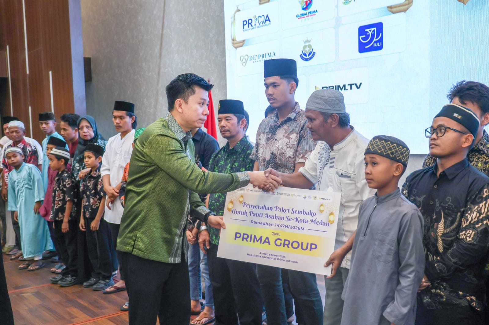 Teks foto: Ketua BPH Unpri Prof. Dr. Tommy Leonard, SH, MKn, menyerahkan bantuan sembako secara simbolis kepada 30 panti asuhan se-kota Medan, Jumat (6/3/2026).