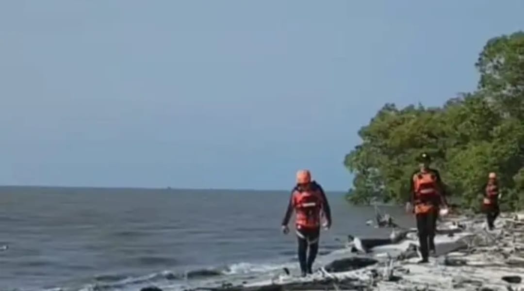 Teks fhoto Tim SAR BPBD Batubara sisir hari Ke-4 korban hilang Nazaruddin (38) warga Kelurahan Pagurawan, Kecamatan Medang Deras, Kabupaten Batubara pergi mencari nafkah Minggu (8/3/2026) sore. beritasore/alirsyah