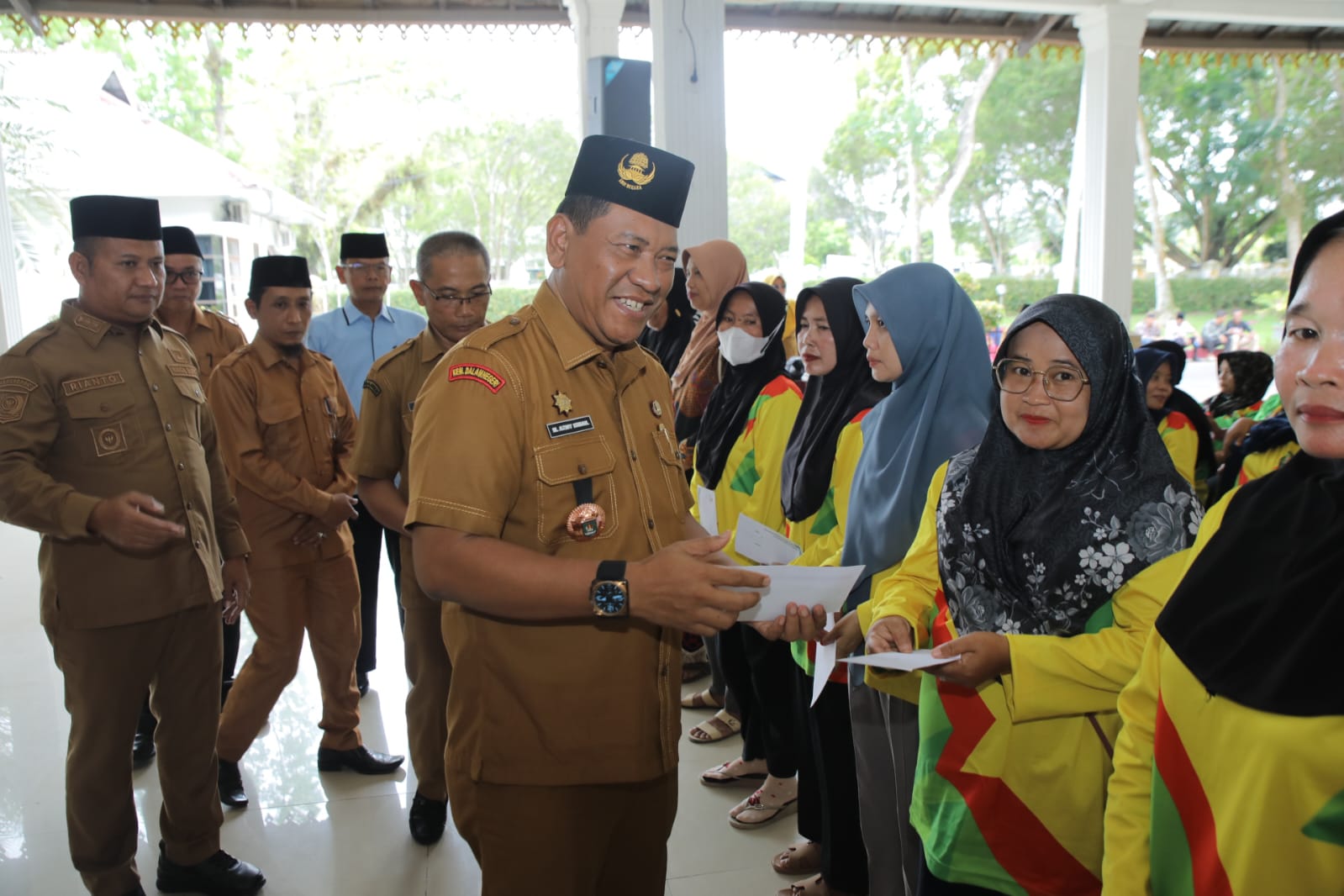 Teks fhoto Pemerintahan Kabupaten Asahan bersama Baznas salurkan Zakat, Infaq dan Sedekah (ZIS) Triwulan I Tahun 2026 di Pendopo Rumah Dinas Bupati Asahan Senin (09/03/2026).beritasore/ alirsyah/Jukrik BB