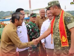 Bupati Nias Sambut Kedatangan Kasad Di Bandara Binaka