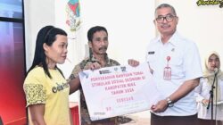 Sekdakab Nias Serahkan Bantuan Stimulan Sosial Ekonomi Bagi Korban Bencana