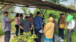 beritasore.co.id/Andi Aria Tirtayasa Pemilik tanah mengusir majelis hakim PN Medan, penggugat dan kuasa hukum penggugat saat berada di lokasi tanah milik warga tersebut pada sidang lapangan, Kamis (12/3) di Jl. Pancing I Kelurahan Besar Kecamatan Medan Labuhan.