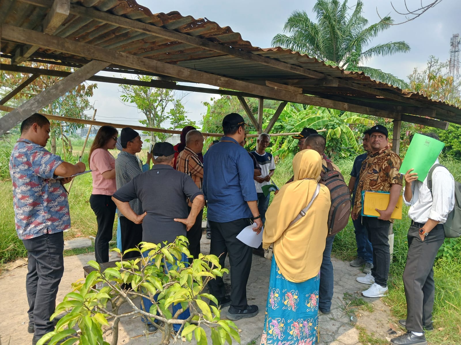 beritasore.co.id/Andi Aria Tirtayasa Pemilik tanah mengusir majelis hakim PN Medan, penggugat dan kuasa hukum penggugat saat berada di lokasi tanah milik warga tersebut pada sidang lapangan, Kamis (12/3) di Jl. Pancing I Kelurahan Besar Kecamatan Medan Labuhan.