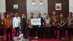 Teks fhoto INALUM salurkan bantuan rehabilitasi 3 Gereja terdampak banjir di Kabupaten Humbang Hasundutan  Kamis (12/3-2026).beritasore/alirsyah