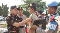 Teks foto: Wakapolres Sergai Kompol Dr Rudy Candra, bersama Wakil Bupati Sergai, Adlin Tambunan, sematkan pita persiapkan dan lepas Pasukan Operasi Ketupat Toba 2026 sebagai bentuk kesiapan pengamanan arus mudik dan perayaan Hari Raya Idul Fitri 1447 Hijriah, di Mako Polres Sergai. (Beritasore-Azwen)