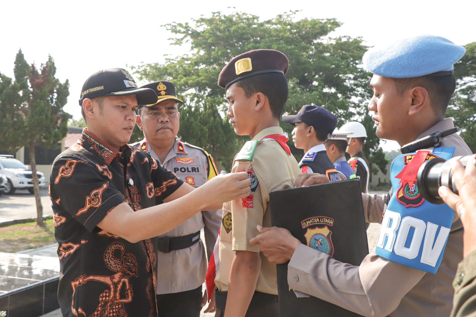 Teks foto: Wakapolres Sergai Kompol Dr Rudy Candra, bersama Wakil Bupati Sergai, Adlin Tambunan, sematkan pita persiapkan dan lepas Pasukan Operasi Ketupat Toba 2026 sebagai bentuk kesiapan pengamanan arus mudik dan perayaan Hari Raya Idul Fitri 1447 Hijriah, di Mako Polres Sergai. (Beritasore-Azwen)