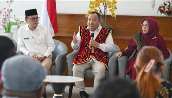 Teks foto: Kepala Badan Pusat Statistik (BPS) Sumut Asim Saputra pada Temu Pers dengan tema "Sensus Ekonomi Sumatera Utara", yang difasilitasi Dinas Kominfo Sumut berlangsung di Lobby Dekranasda Lantai 1 Kantor Gubernur Sumut Jalan Diponengoro Nomor 30 Medan, Kamis (12/3/2026).