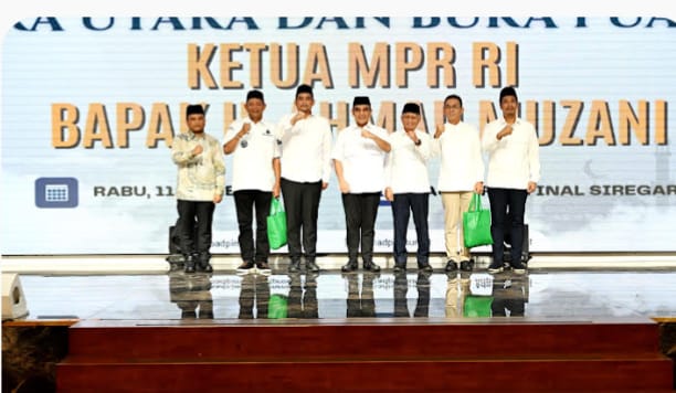 Teks foto: Gubernur Sumatera Utara (Sumut) Bobby Nasution bersama Ketua MPR RI Ahmad Muzani serta di damping Seluruh kepala perangkat daerah menyerahkan bantuan kepada korban bencana secara simbolis kepada Bupati Tapanuli Selatan, Gus Irawan Pasaribu dan Bupati Langkat Syah Afandin, sekaligus berbuka puasa bersama di Aula Raja Inal Siregar, lantai 2 Kantor Gubernur, Rabu (11/3/2026).