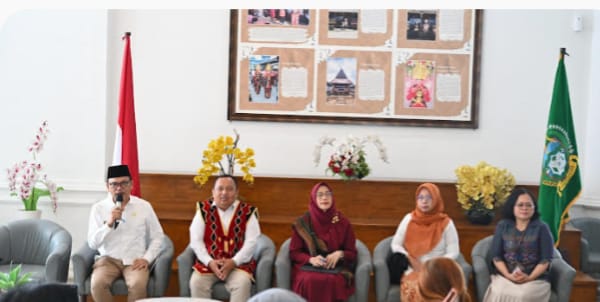 Teks foto: Kepala Badan Pusat Statistik (BPS) Sumut Asim Saputra (no 2 sebelah kiri) pada Temu Pers dengan tema "Sensus Ekonomi Sumatera Utara", yang difasilitasi Dinas Kominfo Sumut berlangsung di Lobby Dekranasda Lantai 1 Kantor Gubernur Sumut Jalan Diponengoro Nomor 30 Medan, Kamis (12/3/2026).