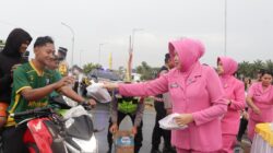 Bunda Bhayangkari Dan Waka Polres Sergai Bagikan 300 Takjil Ramadhan