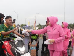 Bunda Bhayangkari Dan Waka Polres Sergai Bagikan 300 Takjil Ramadhan