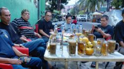 Ketum Ladon Club Indonesia H Zaidan Indra Jaya, Bendahara H Akram Ray, Kerua Harian H Hendra DS, Dekretaris Munandar Nasution, bersama anggota saat menunggu waktu berbuka puasa.