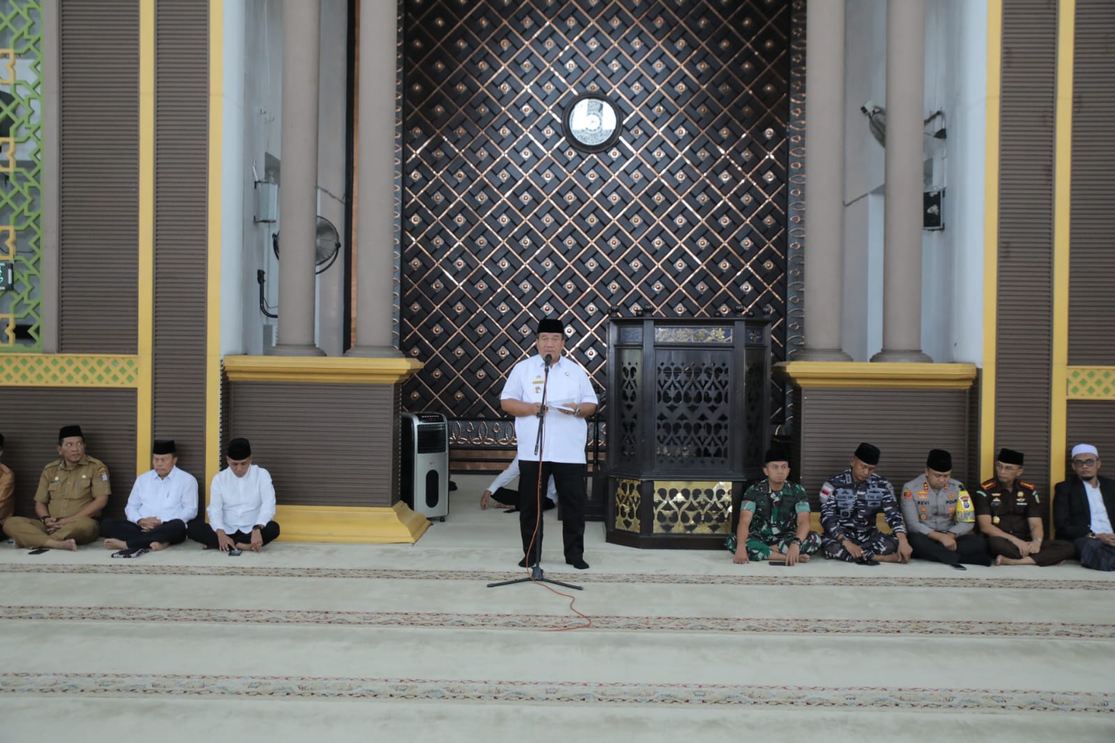 Teks fhoto Bupati Kabupaten Asahan Taufik Zainal Abidin Siregar S.Sos M.Si menggelar kegiatan Dzikir bersama sekaligus memperingati Hari Jadi Ke-80 Kabupaten Asahan di Masjid Agung H.Achmad Bakrie Kisaran Senin (16/03/2026).beritasore/alirsyah