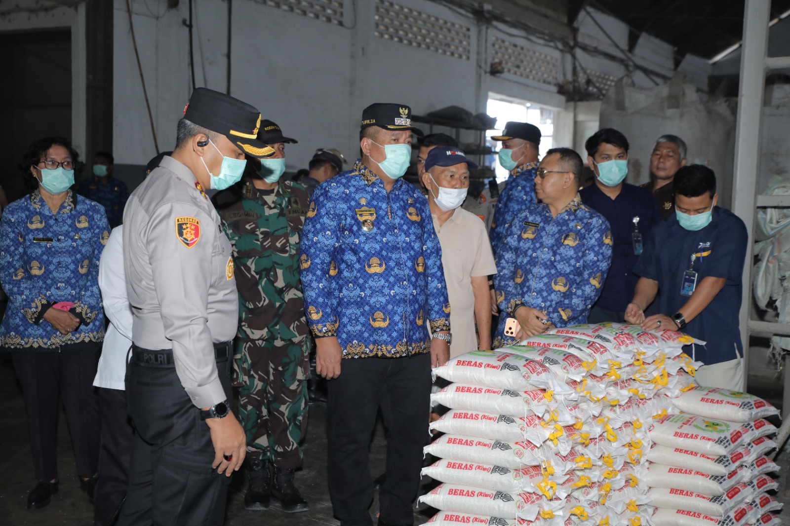 Teks fhoto Bupati Kabupaten Asahan Taufik Zainal Abidin Siregar, S.Sos, M.Si didampingi Forkopimda meninjau Pos Pam Lebaran sekaligus melakukan Sidak Gudang Bulog Kisaran dan Kilang Padi diwilayah Kabupaten Asahan Selasa (17/3-2026).beritasore/alirsyah