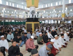 Bupati Asahan Dan Keluarga Shalat ID Dimasjid Agung H.Achmad Bakrie