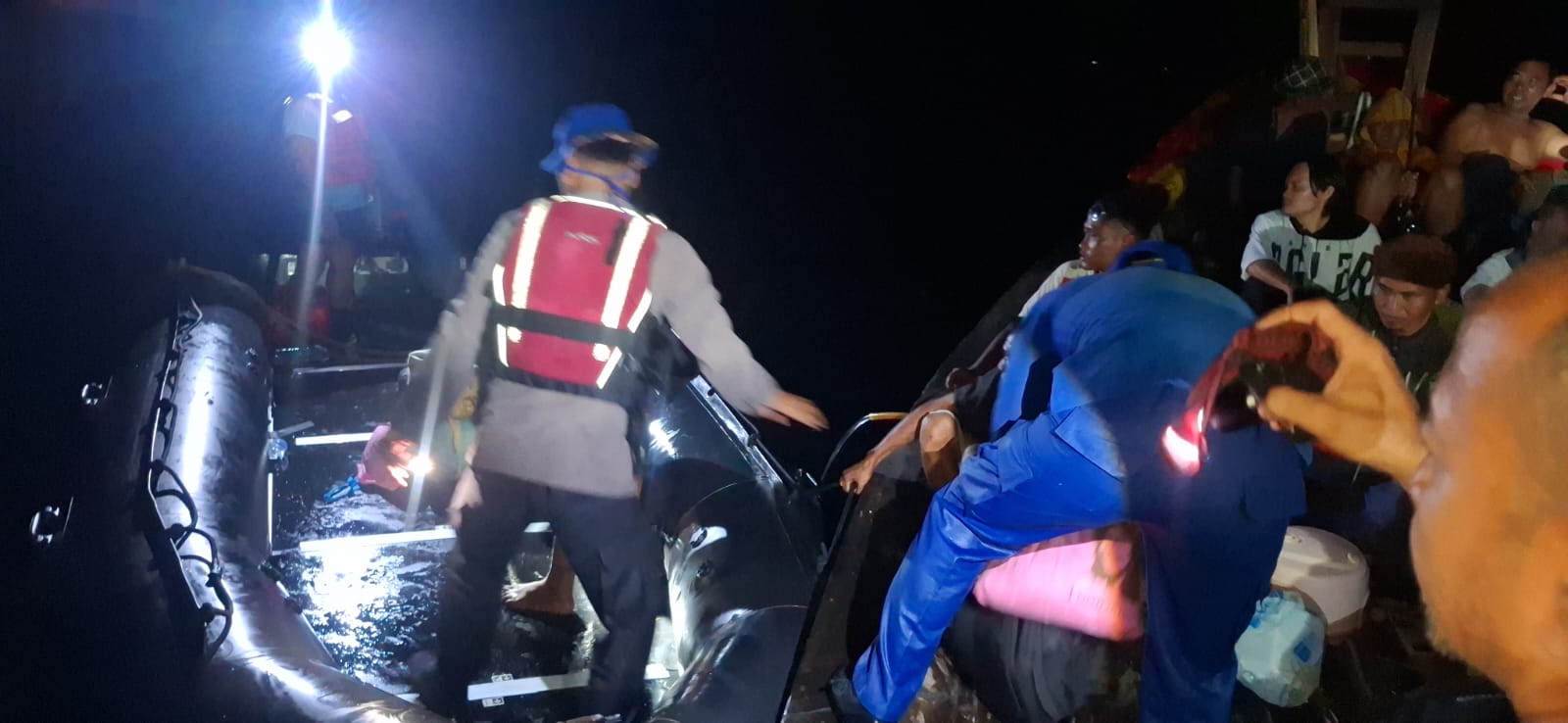 Teksfoto: Petugas Polisi melakukan evakuasi kepada penumpang kapal terdampar di Pulau Salah Namo.(Ist)