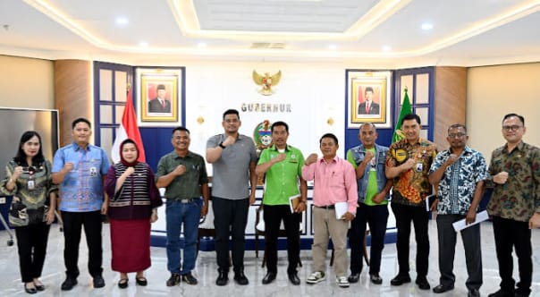 Teks foto: Gubernur Sumatera Utara (Sumut) Muhammad Bobby Afif Nasution di damping sejumlah OPD, menerima audiensi Aliansi Serikat Pekerja/Serikat Buruh, di Ruang Kerja Gubernur Lantai 10 Kantor Gubernur, Jalan Diponegoro No 30 Medan, Kamis (26/3/2026)