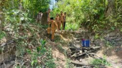 Teks foto: Wakil Bupati Gayo Lues bersama Kepala BPBD dan Kepala Desa Rigeb langsung mengecek Irigasi tersebut.(Muhammad Iqbal/beritasore.co.id)