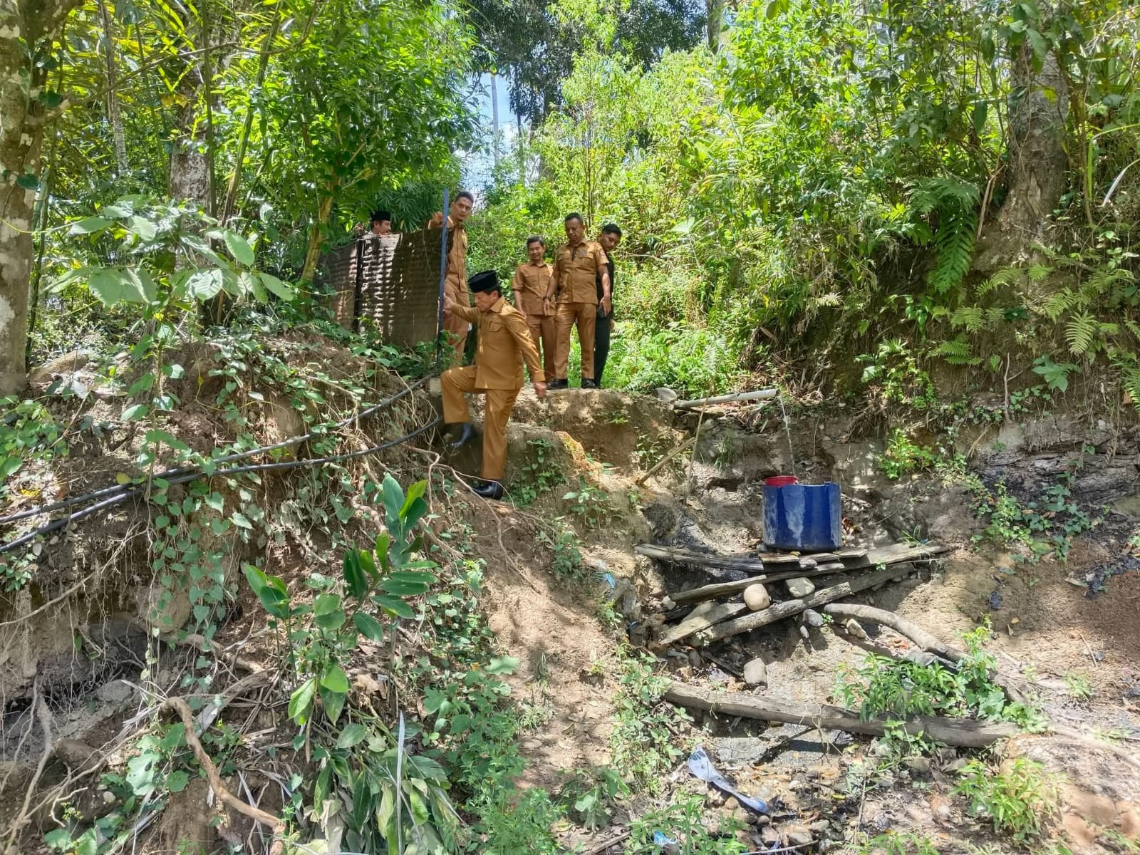 Teks foto: Wakil Bupati Gayo Lues bersama Kepala BPBD dan Kepala Desa Rigeb langsung mengecek Irigasi tersebut.(Muhammad Iqbal/beritasore.co.id)