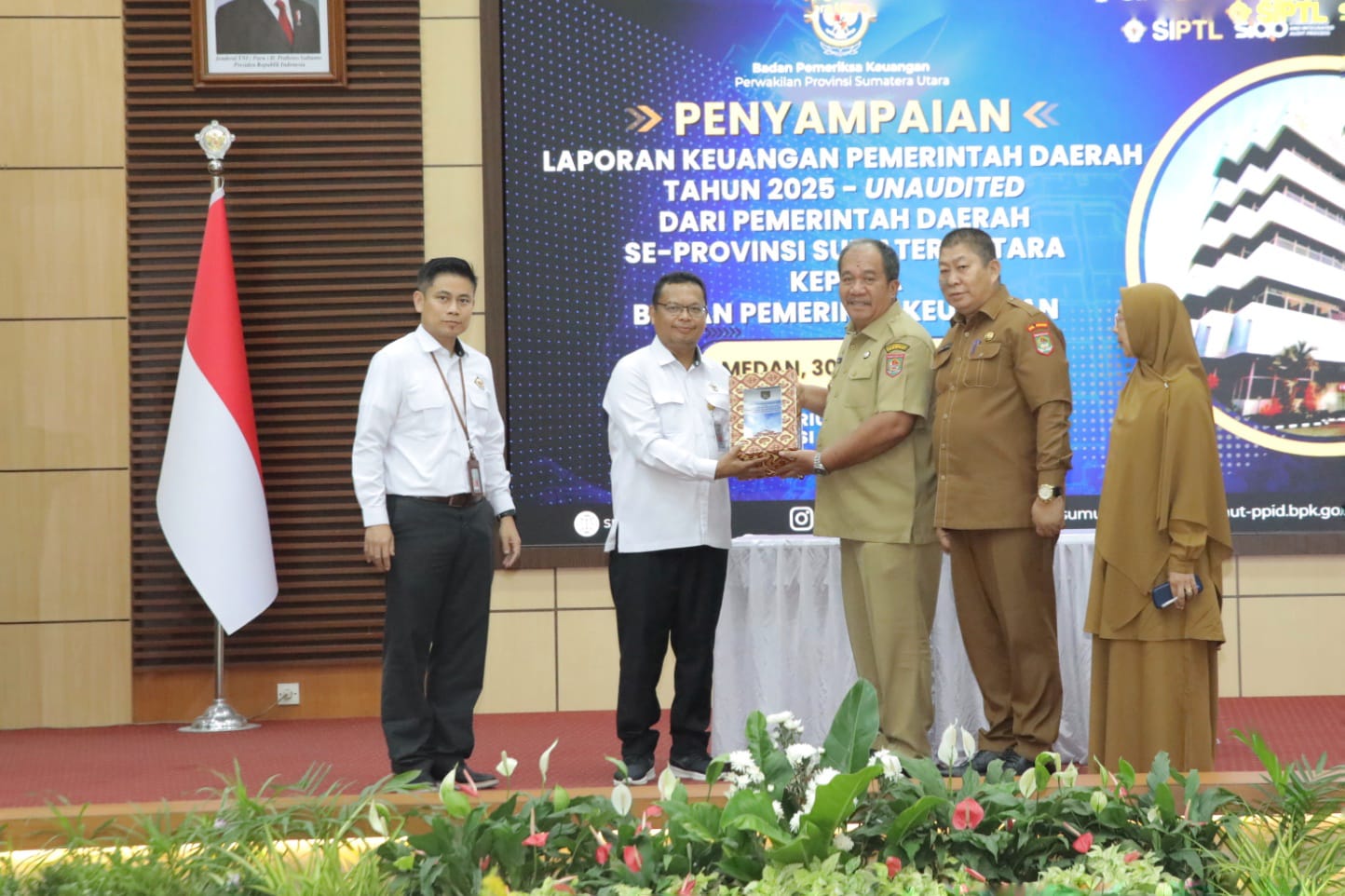 Teks fhoto Bupati Asahan Taufik Zainal Abidin Siregar S.Sos M.Si serahkan LKPD Tahun 2025 ke BPK RI Perwakilan Sumut di Auditorium BPK Senin (30/03/2026). beritasore/alirsyah