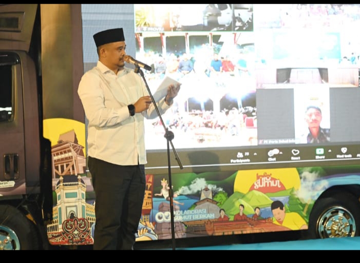 Teks foto: Gubernur Sumatera Utara (Sumut) Muhammad Bobby Nasution meluncurkan layanan Internet Gratis Ruang Publik di 8 Kota se Sumut, peluncuran ini dilaksanakan di Pelataran Masjid Agung Al-Abrar Kota Padang Sidempuan, Minggu (1/3/2026) malam.