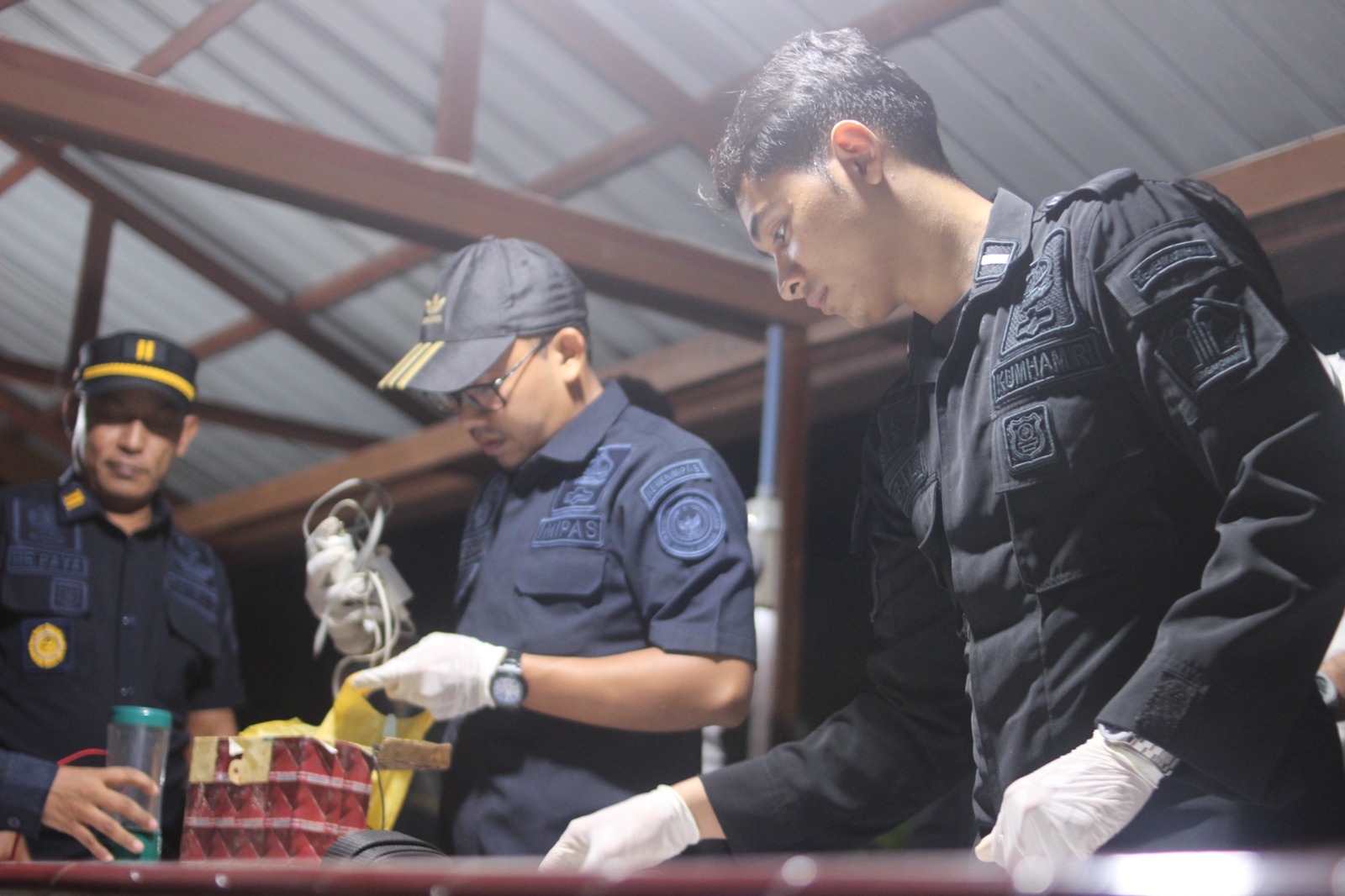 Peringatan Hari Bhakti Pemasyarakatan ke - 62 Razia dan tes urine yang dilaksanakan Lapas Meulaboh, dalam razia tersebut petugas menemukan beberapa bukti untuk dimusnahkan, Selasa (7/4).(Ist)