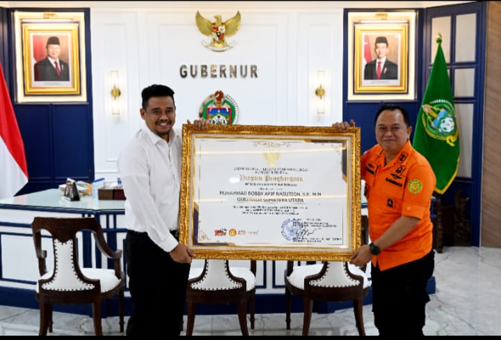 Teks foto: Gubernur Sumatera Utara (Sumut) Muhammad Bobby Afif Nasution di damping sejumlah OPD, menerima audiensi Kepala Kantor Pencarian dan Pertolongan Kelas A Medan Hery Marantika, di Ruang Kerja, lantai 10 Kantor Gubernur Sumut, Jalan Diponegoro no 30 Medan, Senin (30/3/2026).