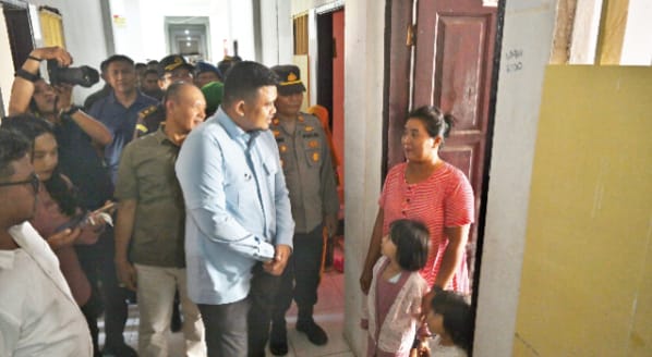 Teks foto: Gubernur Sumateta Utara (Sumut) Muhammad Bobby Nasution meninjau pembangunan Hunian Tetap (Huntap) dan menyapa warga di Hunian Sementara (Huntara) di Asrama Haji Pinangsori Kabupaten Tapanuli Tengah, baru-baru ini.