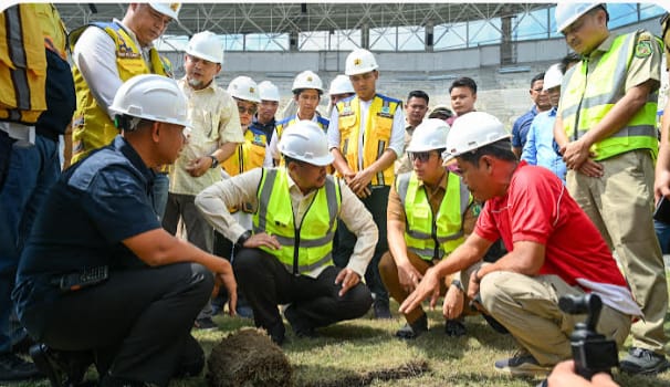 Teks foto: Gubernur Sumut Muhammad Bobby Afif Nasution meninjau proses renovasi Stadion Teladan Medan, Jalan Stadion, Medan, Selasa (31/3/2026).