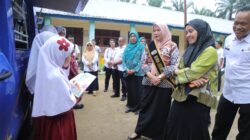 Teks fhoto Bunda Literasi Kabupaten Asahan Ny.Yusnila Indriati Taufik meninjau layanan keliling Perpustakaan di Kecamatan Aek Ledong Kabupaten Asahan Rabu (01/4-2026). beritasore/alirsyah