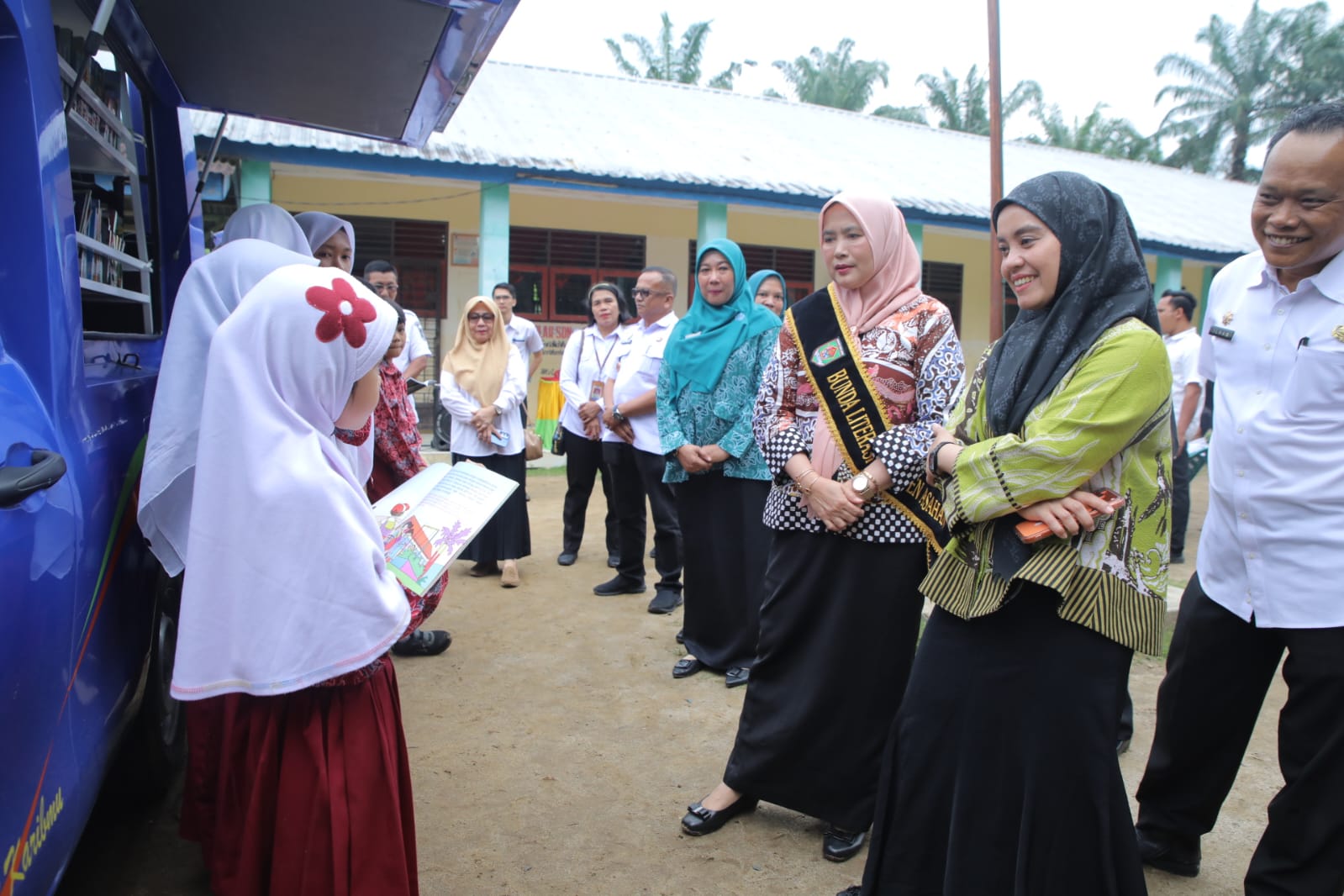 Teks fhoto Bunda Literasi Kabupaten Asahan Ny.Yusnila Indriati Taufik meninjau layanan keliling Perpustakaan di Kecamatan Aek Ledong Kabupaten Asahan Rabu (01/4-2026). beritasore/alirsyah