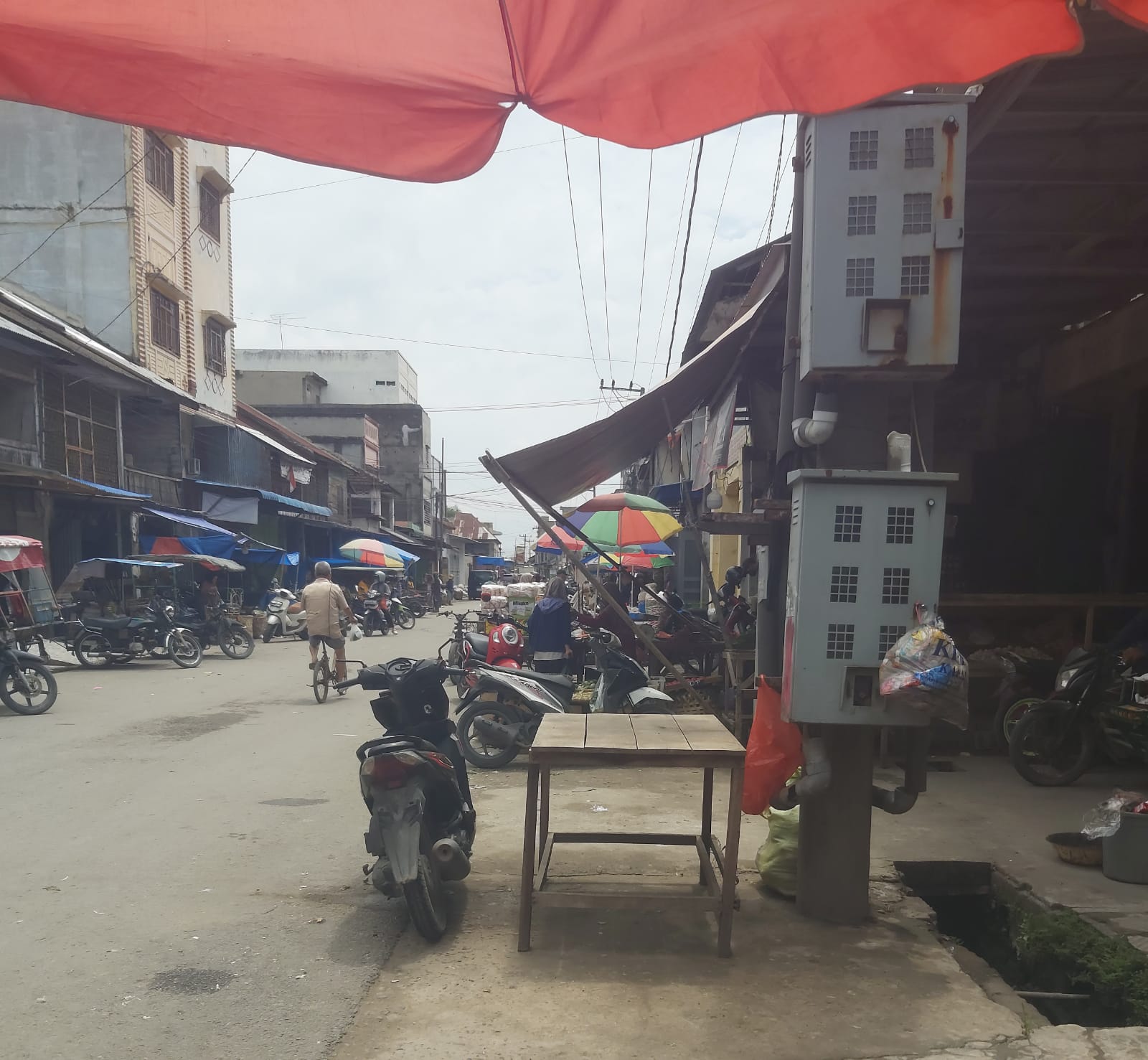 Teks Foto  PKL di Kecamatan Babalan Kab. Langkat masih berjualan di bahu jalan, Kamis (2/4/26). beritasore.co.id/Boy Aprizal 