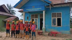 PT WIKA Bersihkan Endapan Lumpur Di Kantor PWI Aceh Tamiang