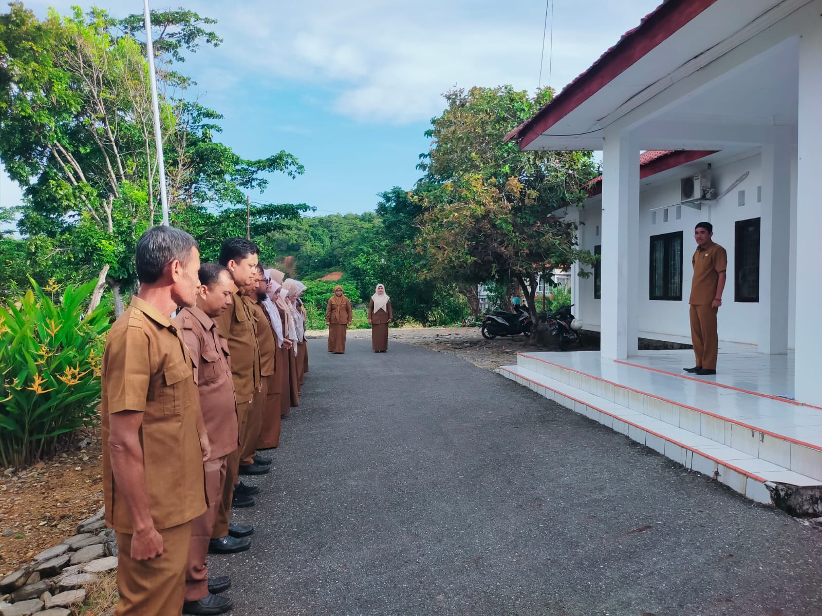 ASN DPPMP4 Abdya mengikuti apel rutin setiap hari Senin, sebelum memulai aktivitas kantor, Senin (6/4). Ist. 