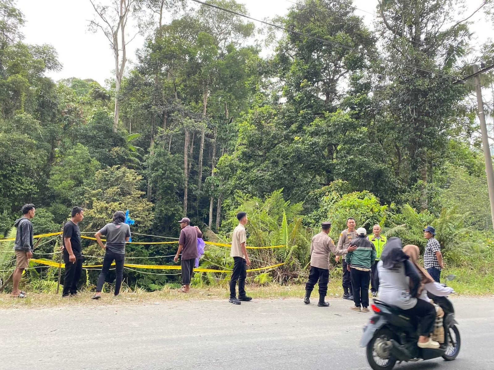 Foto: Polisi memasang police line di di ruas jalan nasional, Subulussalam-Pakpak Bharat Sumatera Utara. Lokasi itu merupakan titik mobil warga Subulussalam yang terjun ke jurang, dan saat ini jasad korban masih dalam pencarian di aliran Sungai Lae Combih. Ist
