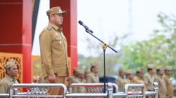 Teks fhoto Wakil Bupati Batubara Syafrizal, SE., M.AP pimpin Apel Gabungan Aparatur Sipil Negara (ASN) di Halaman Kantor Bupatibatu Bara, Kecamatan Lima Puluh, Senin (6/4/2026). beritasore/alirsyah