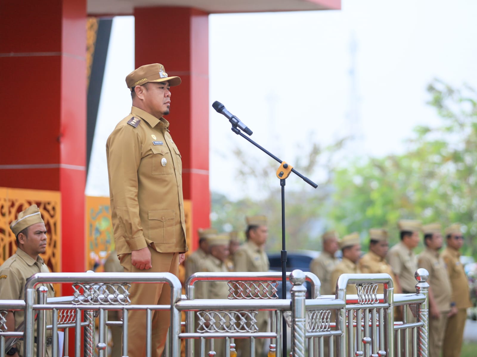 Teks fhoto Wakil Bupati Batubara Syafrizal, SE., M.AP pimpin Apel Gabungan Aparatur Sipil Negara (ASN) di Halaman Kantor Bupatibatu Bara, Kecamatan Lima Puluh, Senin (6/4/2026). beritasore/alirsyah