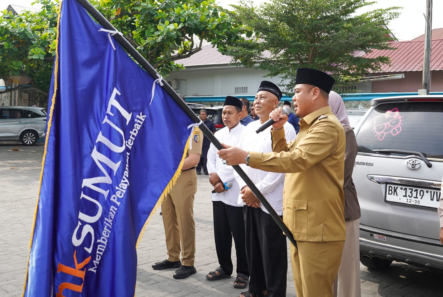 Teks fhoto 100 peserta Manasik Haji akbar di lepaskan Wabub Batubara Syafrizal SE,M.AP yang diselenggarakan Desi Iriani Hasibuan, SE., MM Pls PT Bank Sumut Cabang Lima Puluh di Masjid Jami’ Al-Ridho, Kecamatan Lima Puluh, Senin (6/4/2026).beritasore/alirsyah