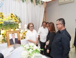 Wali Kota dan Rombongan Melayat atas Berpulangnya Wakil Ketua DPRD Gunungsitoli