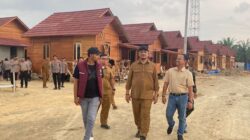 Bupati Aceh Tamiang Tinjau Huntara Dan Salurkan Sembako