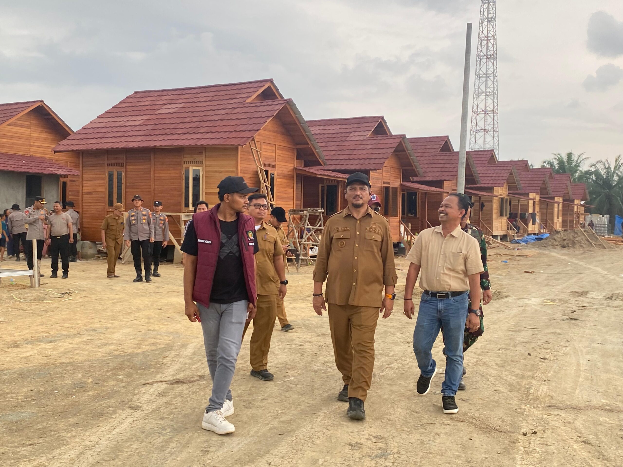 Teks foto: Bupati Aceh Tamiang Drs. Armia Pahmi meninjau Huntara dan huntap yang dibangun untuk masyarakat korban banjir bandang. (Ist).