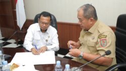 Teks fhoto Bupati Asahan Taufik Zainal Abidin Siregar S.Sos M.Si menyambut Kepala BPK RI Perwakilan Sumatera Utara Paula Henry Simatupang SE MSi Ak CA CFrA CPA (Aust) CSFA ACPA GRCP GRCA ERMAP di Aula. Mawar Kantor Bupati Asahan Senin (06/04/2026).beritasore/ alirsyah